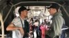 Humberto y Jordi son dos inmigrantes venezolanos que suben todos los días al transporte público a cantar, para recoger el dinero para comer y dormir. (Karen Johana Sánchez, VOA)
