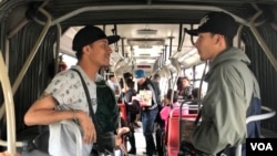 Humberto y Jordi son dos inmigrantes venezolanos que suben todos los días al transporte público a cantar, para recoger el dinero para comer y dormir. (Karen Johana Sánchez, VOA)
