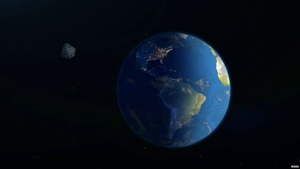 图为美国航空航天局公布的一颗小行星接近地球飞行的场景。(photo:VOA)