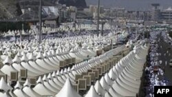 Rreth 2 milionë besimtarë myslimanë vazhdojnë haxhillëkun e përvitshëm