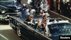 Predsjednik John F. Kennedy i prva dama Jacqueline Kennedy i guverner Texasa John Connally voze se Dallasom nekoliko trenutaka prije nego što je Kennedy ubijen, 22. novembra 1963.