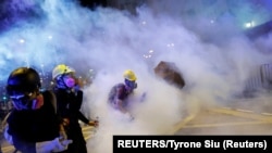 香港反引渡法案抗议者面对警方的催泪瓦斯， 2019年8月4日。路透社照片