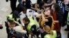 Policija privodi demonstrante tokom protesta u zgradi američkog Kongresa (REUTERS/Jonathan Ernst)