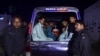2023年11月11日，在卡拉奇郊区，警察人员深夜进行突击搜查行动，以查明涉嫌非法移民者的身份。被拘留的阿富汗难民被聚集在一辆面包车中。 (法新社图片)