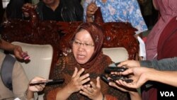 Walikota Surabaya Tri Rismaharini memberi keterangan pers terkait kematian satwa KBS, 10 Januari 2014 (Foto: VOA/Petrus Riski).