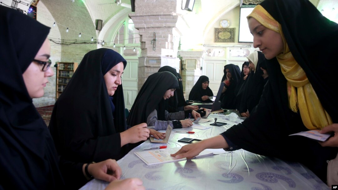 Pemilih Iran memberikan suara dalam jumlah sangat besar dalam Pilpres yang sangat ketat, Jumat (19/5).