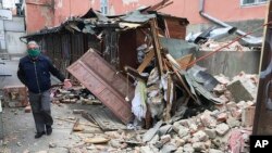 Muchos edificios resultaron dañados, incluida la icónica catedral de Zagreb. En la foto un hombre inspecciona los daños causados por el terremoto en la capital croata. Marzo 22 de 2020.