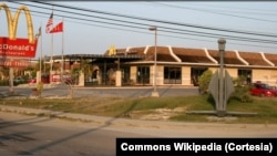 ARCHIVO - Un restaurante McDonald's puede verse en la Base Naval de la Bahía de Guantánamo. Otros restaurantes de comida rápida en la base son Subway, KFC, A&W y Taco Bell.