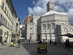 Tourists are starting to return to Italy's art cities to visit museum and monuments, like the Baptistry and Cathedral in Florence. (Sabina Castelfranco/VOA)