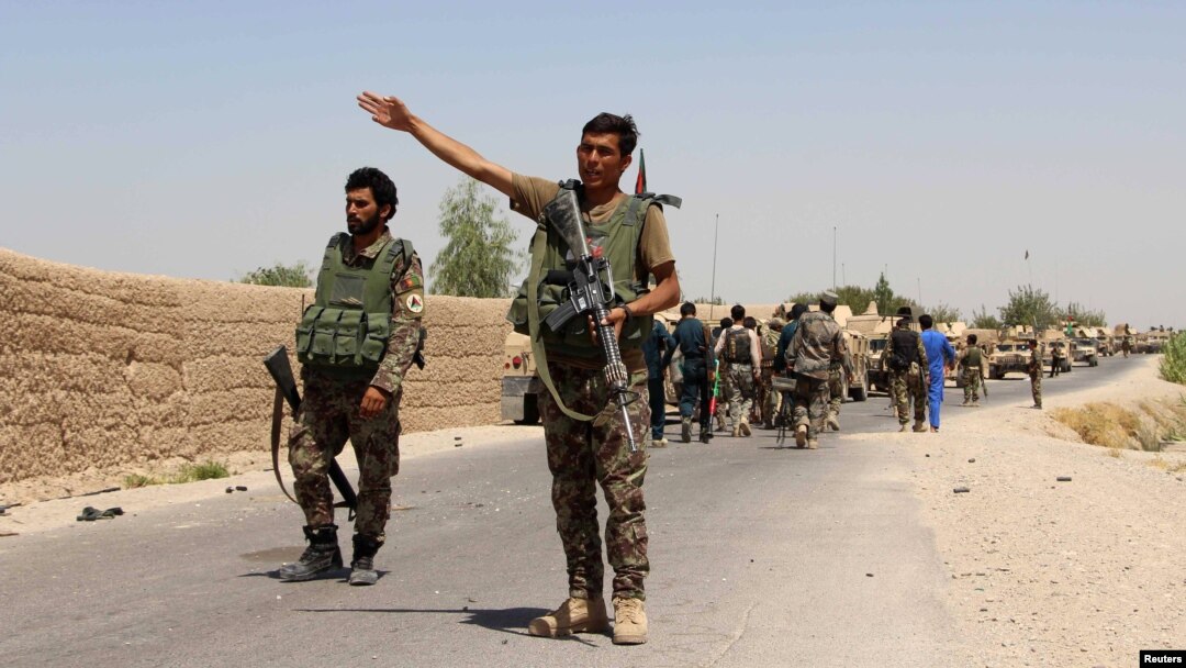 Một binh sĩ của Quân đội Quốc gia Afghanistan (ANA) ra hiệu khi đến quận Nad Ali thuộc tỉnh Helmand, miền nam Afghanistan, ngày 10/8/2016. (Ảnh tư liệu)