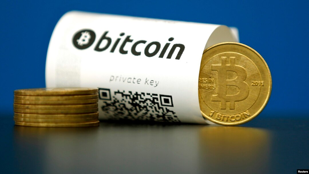 Foto ilustrasi kertas Bitcoin (mata uang virtual) dengan kode "QR" dan beberapa koin mata uang. 