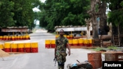 Seorang tentara di pos pemeriksaan Bama, Negara Bagian Borno, Nigeria, 31 Agustus 2016. (Foto: Reuters/arsiip)