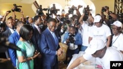 Teodoro Obiang Nguema, le président équato-guinéen, vote dans un bureau à Malabo, le 24 avril 2016.