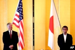스티븐 비건 미국 국무 부장관이 지난 7월 도쿄에서 고노 다로 일본 방위상과 회담했다.