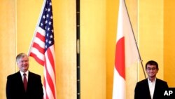 스티븐 비건 미국 국무 부장관이 10일 도쿄에서 고노 다로 일본 방위상과 회담했다.