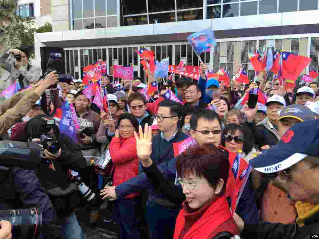 民调落后的国民党造势游行(美国之音萧洵拍摄)