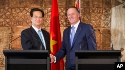 Vietnamese Prime Minister Nguyen Tan Dung, left, and New Zealand Prime Minister John Key shake hands after a signing of agreements at the Government House pavilion in Auckland, New Zealand, Thursday March 19, 2015.