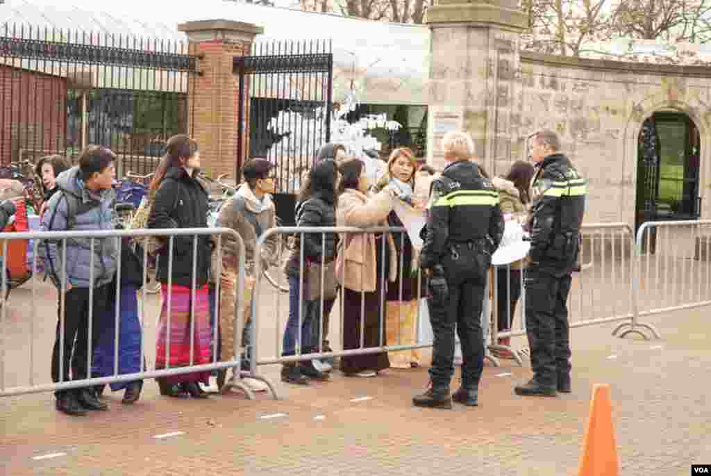 Daw Aung San Suu Kyi&#39;s supporters at ICJ