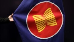 រូបឯកសារ៖ ទង់របស់សមាគមប្រជាជាតិអាស៊ីអាគ្នេយ៍ដាក់បង្ហាញនៅក្នុងសាលប្រជុំមួយ នៅទីក្រុងគូឡាឡាំពួ ប្រទេសម៉ាឡេស៊ី កាលពីថ្ងៃទី ២៨ ខែតុលា ឆ្នាំ ២០២១។