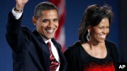 Gaun hitam merah rancangan Narciso Rodriguez yang dikenakan oleh Michelle Obama pada malam pemilihan tahun 2008.