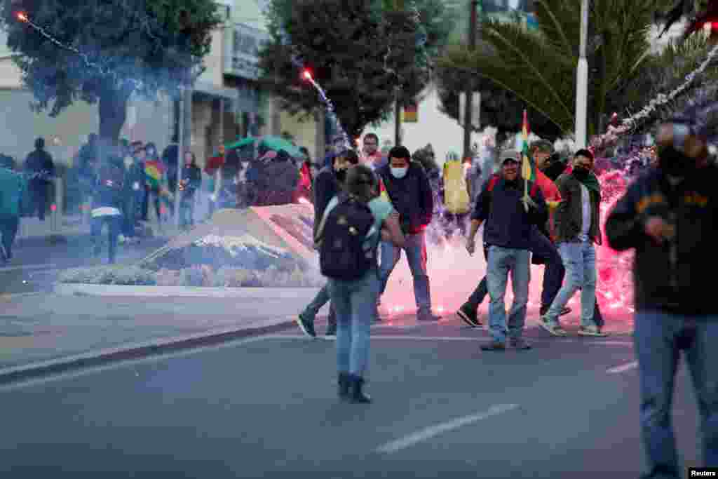Fuegos artificiales explotan durante una marcha exigiendo la liberación de Luis Camacho, gobernador de Santa Cruz, y presos políticos, en La Paz, Bolivia, el 10 de enero de 2023.