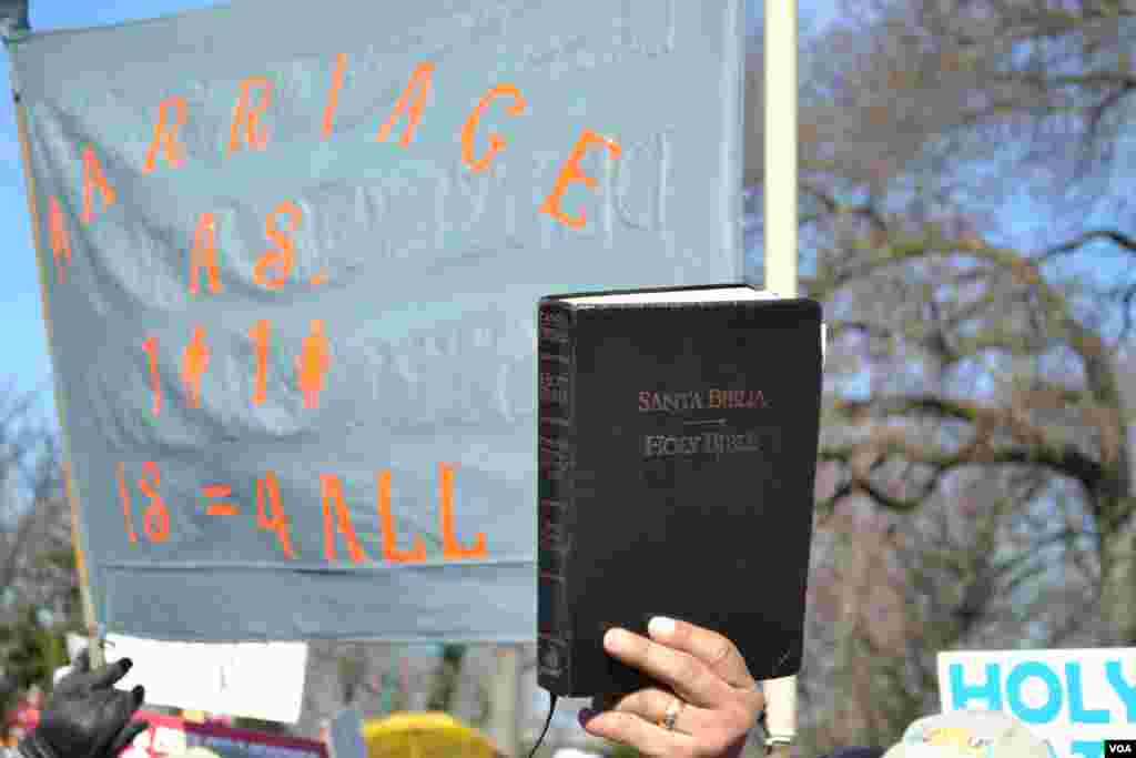 Los cat&oacute;licos se hicieron presente frente a la Corte Suprema para reclamar que se respete el concepto que el matrimonio es entre un hombre y una mujer. 