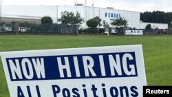 资料照片：阿拉巴马州卢文的SMART Alabama公司汽车部件厂附近的招聘告示，宣布所有岗位所有班次目前都在招人。(2022年7月14日)