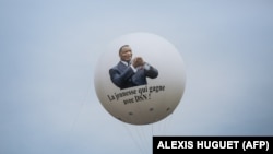 Um balão mostrando a campanha de Nguesso