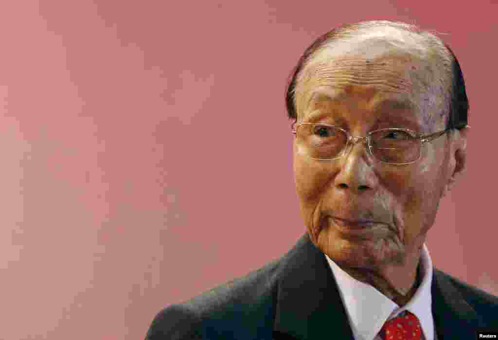 Hong Kong tycoon Run Run Shaw attends the Run Run Shaw prize presentation ceremony in Hong Kong, Sept. 28, 2010.