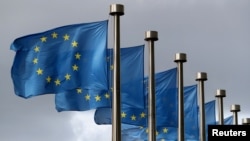 Las banderas de la Unión Europea ondean frente a la sede de la Comisión Europea en Bruselas, Bélgica. Octubre 2, 2019.