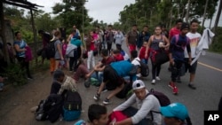 Migrantes de Honduras descansan durante su viaje para llegar a Estados Unidos, en Entre Ríos, Guatemala, el jueves 16 de enero de 2020. 