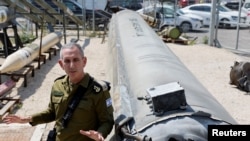 Juru bicara pasukan pertahanan Israel (IDF) Daniel Hagari berbicara kepada awak media di pangkalan militer Julis, di selatan Israel, pada 16 April 2024. (Foto: Reuters/Amir Cohen)