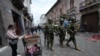 Militares patrullan alrededores del Palacio de Gobierno en Quito en el segundo día de estado de excepción en Ecuador. Se ha registrado una serie de ataques del crimen organizado después de que el gobierno impusiera un estado de emergencia.