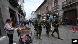 Militares patrullan alrededores del Palacio de Gobierno en Quito en el segundo día de estado de excepción en Ecuador. Se ha registrado una serie de ataques del crimen organizado después de que el gobierno impusiera un estado de emergencia.