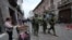 Militares patrullan alrededores del Palacio de Gobierno en Quito en el segundo día de estado de excepción en Ecuador. Se ha registrado una serie de ataques del crimen organizado después de que el gobierno impusiera un estado de emergencia.