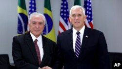 Michel Temer (esq) e Mike Pence (dir) em Brasília