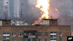 俄军轰炸乌克兰首都基辅住宅区引起大火。（2024年1月2日）