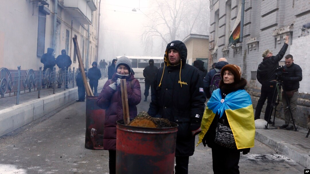 Pendukung mantan Presiden Georgia Mikheil Saakashvili berkumpul di luar kantor polisi tempat di tahan di Kyiv, Ukraina, 9 Desember 2017. 