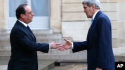 法国总统奥朗德在爱丽舍宫欢迎美国国务卿克里（2015年11月17日）