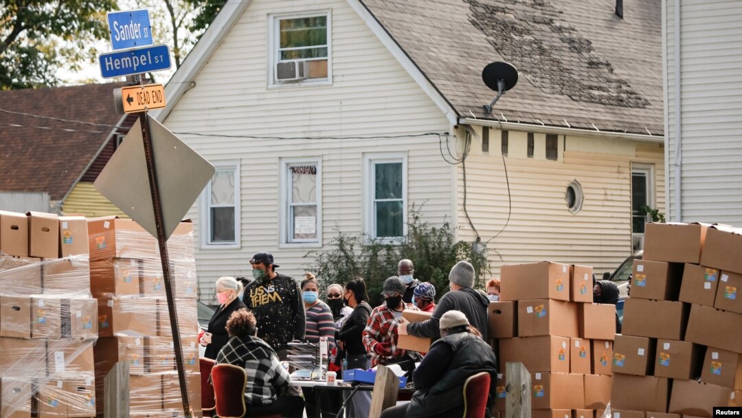 Un grupo de voluntarios entregan insumos y kits de protección contra el coronavirus en una comunidad de Rochester, Nueva York, en octubre de 2020.