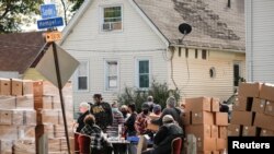 Un grupo de voluntarios entregan insumos y kits de protección contra el coronavirus en una comunidad de Rochester, Nueva York, en octubre de 2020.