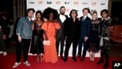 Calum Worthy (ketiga dari kanan) bersama pemeran lain film Bodied pada hari pertama Festival Film Toronto, 7 September 2017.