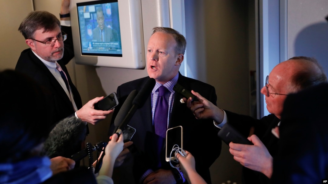 Sekretaris Pers Gedung Putih Sean Spicer berbicara pada wartawan di atas Air Force One dalam perjalanan ke Pangkalan Angkatan Udara Andrews dari Philadelphia (26/1). (AP/Pablo Martinez Monsivais)