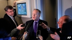 El secretario de prensa de la Casa Blanca, Sean Spicer, habla con periodistas en el avión presidencial estadounidense en el viaje de regreso desde Filadelfia. Enero 26 de 2017.