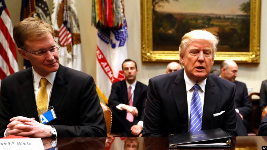 Tổng thống Donald Trump gặp gỡ các nhà lãnh đạo doanh nghiệp tại Toà Bạch Ốc ở Washington, 23/1/2017.