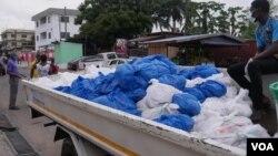 Pemerintah Ghana membagikan paket sembako kepada masyarakat dibantu gereja, di Ibu Kota Ghana, Accra. (Foto: Stacey Knott/VOA)