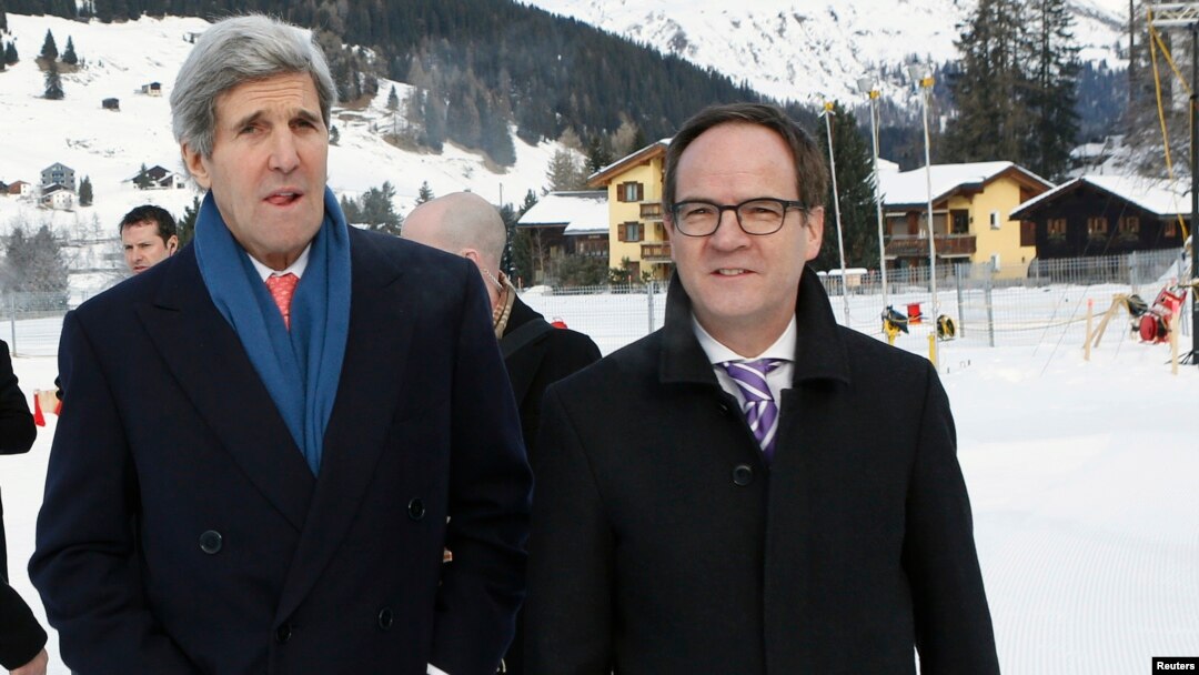 El secretario de Estado, John Kerry ,es saludado por el ambajador suizo, Philippe Guex, a su llegada a Davos.