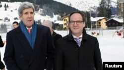 El secretario de Estado, John Kerry ,es saludado por el ambajador suizo, Philippe Guex, a su llegada a Davos.