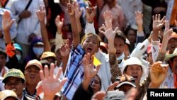 Supporters of the opposition Cambodia National Rescue Party (CNRP), gather during a protest at the Freedom Park in central Phnom Penh, Oct. 24, 2013.