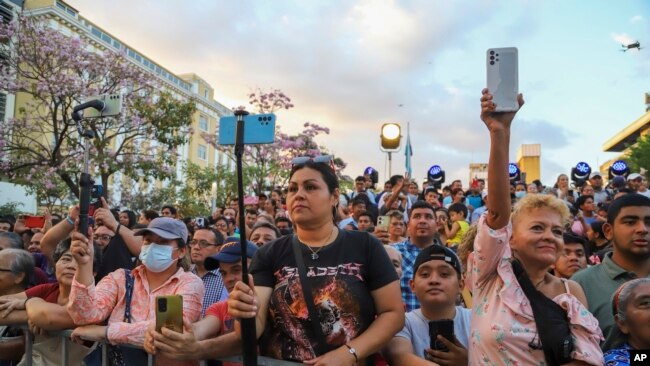 Simpatizantes esperan al presidente de El Salvador, Nayib Bukele, afuera del Teatro Nacional donde recibió la credencial del Tribunal Supremo Electoral que certifica su reelección. En San Salvador, el jueves 29 de febrero de 2024.